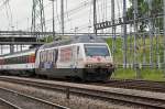 Re 460 041-7 mit der Rotkreuz Werbung durchfährt den Bahnhof Muttenz.