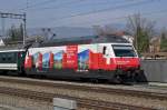 Re 460 048-2, mit der Rail A Way Werbung, verlässt den Bahnhof Sissach.