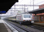 SBB - Nachschuss der Werbelok 460 052-4 im Bahnhofsareal in Muttenz am 23.04.2016