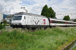 Re 460 044 mit Mondaine Werbung, am 14.5.2016 mit dem IR nach Brig, in Sitten.