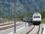 Re 460 098 mit der Gottardo 2016 Werbung, bei der Einfahrt auf auf den provisorischen Bhf in Pollegio am 5.6.2016.