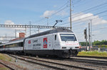 Re 460 052-4, mit der ABB/Gottardo 2016 Werbung, durchfährt den Bahnhof Muttenz.