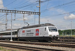 Re 460 052-4, mit der ABB/Gottardo 2016 Werbung, durchfährt den Bahnhof Muttenz.