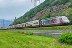 Re 460 099 mit der Gottardo 2016 / Die Mobiliar Werbung mit dem IC nach Brig, am 23.7.2016 bei Gamsen.