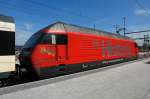 Re 460 102-7. Man ist fast geblendet vom Rot der  Historic  Lok. Kurzer Halt im Bahnhof STEIN-Sckingen im Aargau am 7.4.2007. 