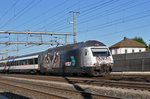 Re 460 105-0, mit der VSLF Werbung, durchfährt den Bahnhof Rothrist.