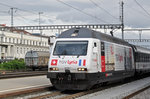 Re 460 086-2, mit der TGV Lyria Werbung, verlässt den Bahnhof Zofingen.