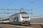 Re 460 105-0, mit der VLSF Werbung durchfährt den Bahnhof Rothrist.