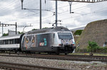 Re 460 105-0, mit der VSLF Werbung, durchfährt den Bahnhof Pratteln.