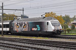 Re 460 105-0, mit der VSLF Werbung, durchfährt den Bahnhof Pratteln.