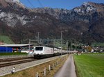 Die Re 460 098 mit einem IC 2000 am 29.10.2016 unterwegs bei Walenstadt.