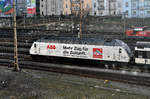 Re 460 052-4, mit einer ABB/Gottardo 2016 Werbung, föhrt beim Bahnhof SBB ein.