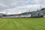 Der Kambly Zug mit der Re 465 007 an der Spitze des RE nach Luzern, am 12.11.16 bei Zziwil.