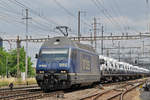 Re 465 002-4 durchfährt den Bahnhof Pratteln.