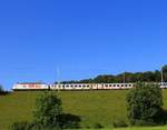 BLS Pendelzug Bern - La-Chaux-de-Fonds mit schiebender Lok 465 004, welche für die Biscuit-Firma Kambly wirbt. Bei Gümmenen, 15.August 2017  