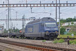 BLS Lok 465 002-4 durchfährt den Bahnhof Pratteln.