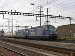 BLS - 465 007-3 mit  465 014-9 vor Güterzug unterwegs bei Prattelen am 28.10.2017