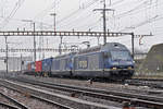 Doppeltraktion, mit den BLS Lok 465 014-9 und 465 016-4, durchfahren den Bahnhof Pratteln.