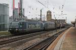 Durchfahrt am 27.11.2016 von Re 465 011-5  Wisenberg  zusammen mit der Re 465 013-1  Stockhorn  und einem italienischen Stahlzug über Gleis 1 durch den Badischen Bahnhof von Basel in RIchtung