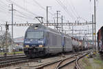 Doppeltraktion, mit den BLS Loks 465 016-4 und 465 002-4, durchfahren den Bahnhof Pratteln.