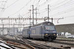 Doppeltraktion, mit den BLS Loks 465 010-7 und 465 012-3, durchfahren den Bahnhof Pratteln.