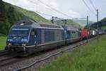 Re 465 015 zieht zusammen mit Re 465 014 am 20.05.2018 bei Tecknau BL ihren Güterzug in Richtung Basel.