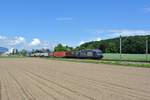 Re 465 011-5 und Re 425 176-5 bei Herzogenbuchsee, 24.05.2018.