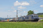 Doppeltraktion, mit den BLS Loks 465 015-6 und 465 012-3, fahren Richtung Bahnhof Sissach.