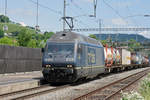 Re 465 013-1 durchfährt den Bahnhof Gelterkinden. Die Aufnahme stammt vom 31.05.2018.