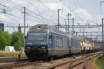 Doppeltraktion, mit den BLS Loks 465 013-1 und 465 017-2, durchfahren den Bahnhof Pratteln.