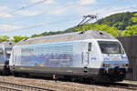 Re 465 016-4, mit der Stockhorn Werbung, durchfährt den Bahnhof Gelterkinden.