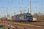 Doppeltraktion, mit den BLS Loks 465 017-2 und 465 010-7, durchfährt den badischen Bahnhof.