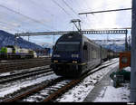 BLS - 465 018-0 mit Güterzug beim verlassen des Bahnhofs Spiez am 09.02.2019