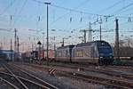 Am Abend des 14.02.2018 fuhr Re 465 002-4  Gornergrat  zusammen mit Re 465 011-5  Wisenberg  und einem langen Containerzug, welchen sie seit Weil am Rhein bespannten, durchs nördliche Vorfeld des