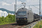 Re 465 015-6 fährt Richtung Bahnhof Lausen.