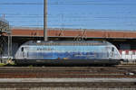 Re 465 016-4 steht auf einem Nebengleis beim Bahnhof Pratteln.