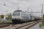 Doppeltraktion, mit den BLS Loks 465 016-4 und 465 010-7, durchfährt den Bahnhof Pratteln.