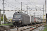 Re 465 015-6 durchfährt den Bahnhof Pratteln.