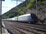 Extrazug Bern-Brig mit der Re 465 014 und zwlf EW III Wagen.Aufnahme ins Gegenlicht bei Hohtenn am 16.6.2007