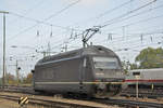 Re 465 017-2 verlässt die Abstellanlage beim badischen Bahnhof.