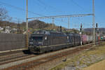 Doppeltraktion, mit den BLS Loks 465 017-2 und 465 018-0, durchfährt den Bahnhof Gelterkinden.