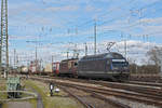 Doppeltraktion, mit den BLS Loks 465 017-2 und 425 191 durchfährt den badischen Bahnhof.