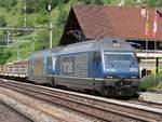 Re 465 015-6 und Re 465 008-1 im Bf.