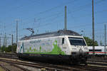 Re 465 008-1 wird nach einem Rangiermanöver in der Abstellanlage beim badischen Bahnhof abgestellt.