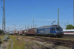 Doppeltraktion, mit den BLS Loks 465 006-5 und 425 170 durchfährt den badischen Bahnhof.