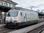 Nachschuss von der BLS Re 465 008 Patenschaft Berggemeinden bei einer Überfuhr Richtung Spiez, am 27.9.20 bei der Durchfahrt in Thun.