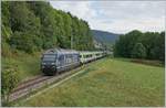 Die BLS Re 465 003 ist mit ihrem aus EW III Wagen formierten RE kurz nach Les Hauts-Geneveys von La Chaux-de-Fonds nach Bern unterwegs.