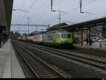 BLS - 465 001 + 465 004 vor Güterzug bei der durchfahrt im Bahnhof Sissach am 26.02.2021