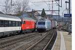 Begegnung zwischen einer SBB Re 460 und der BLS Re 465 16-4 mit dem Werbeanstrich Stockhorn in Liestal am 18.