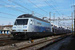 Re 465 016-4 der BLS durchfährt den Bahnhof Pratteln.